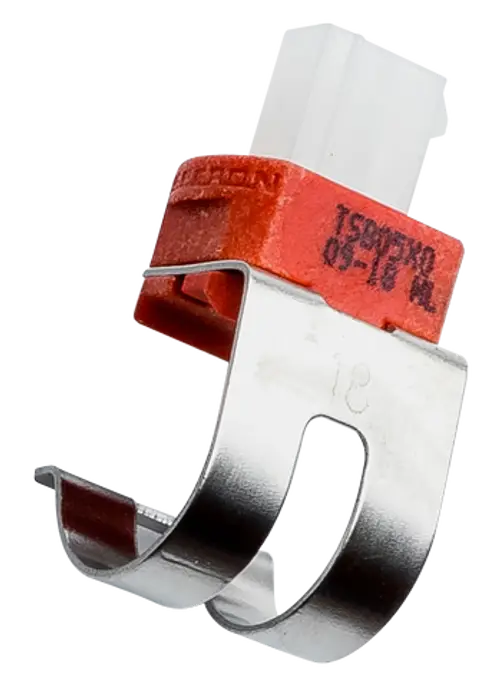 Rohrclipfühler mit einem Kunststoffstecker in roter und silberner Ausführung. Produktelement von Wolf zur Temperaturmessung in Heizungsanlagen.